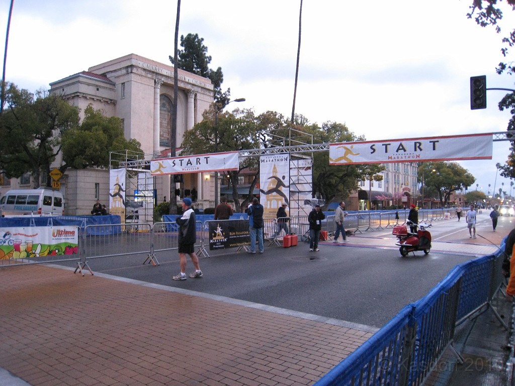 Pasadena Marathon California 2010-02 0310.jpg - Pretty quiet at the start line when I got there.